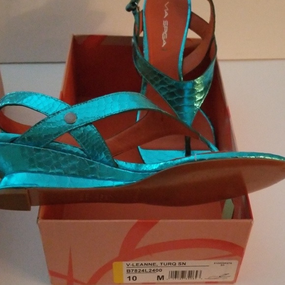 Sandals - Picture 2 of 3